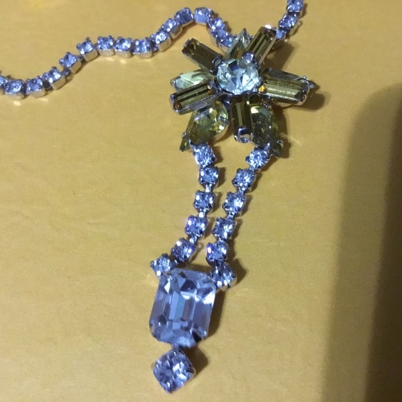 Vintage emerald green coloured rhinestone jewellery set- screw on earrings - Picture 5 of 10